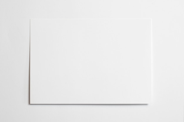 Cadre photo horizontal vierge taille 10 x 15 avec du ruban d'ombres douces isolé sur fond de papier blanc