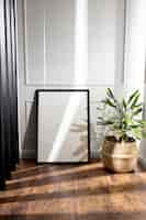 Photo gratuite cadre photo sombre et arrangement de plantes