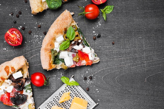 Photo gratuite cadre de pizza plat avec des légumes