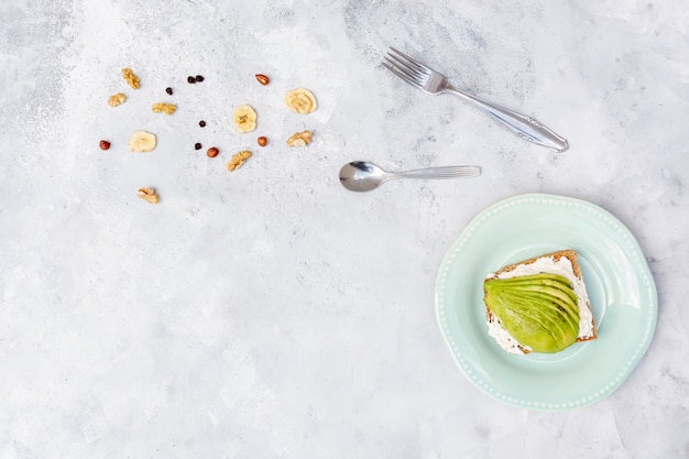 Cadre plat avec avocat et vaisselle