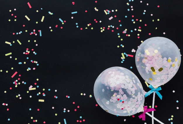 Photo gratuite cadre plat avec ballons et confettis