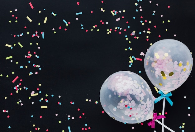 Cadre plat avec ballons et confettis