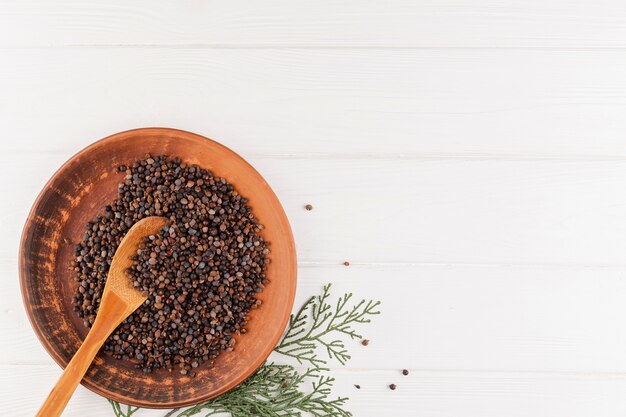 Cadre plat avec bol de graines et cuillère