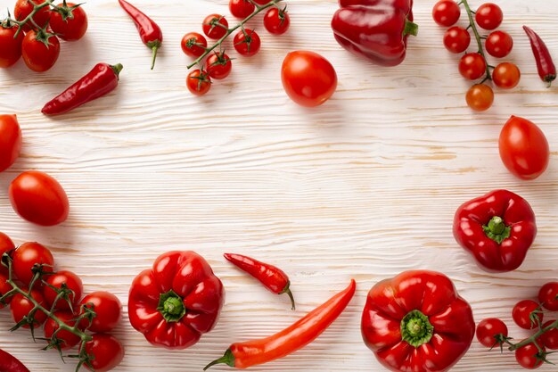 Cadre plat de délicieux légumes rouges