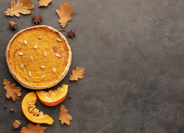 Cadre plat avec feuilles et tarte