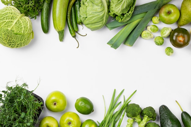 Cadre plat de fruits et légumes verts