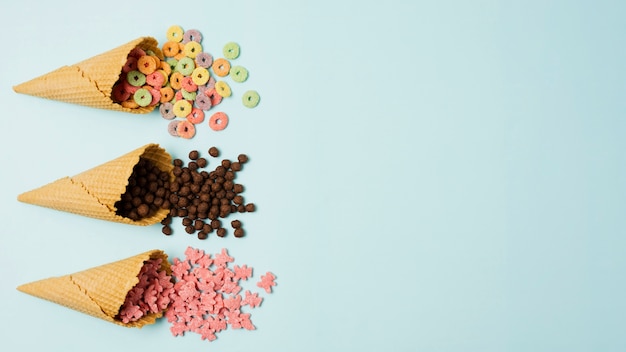 Cadre plat à poser avec des cornets de crème glacée et des céréales