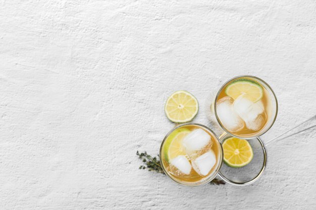 Cadre plat avec verres à boisson sur fond blanc