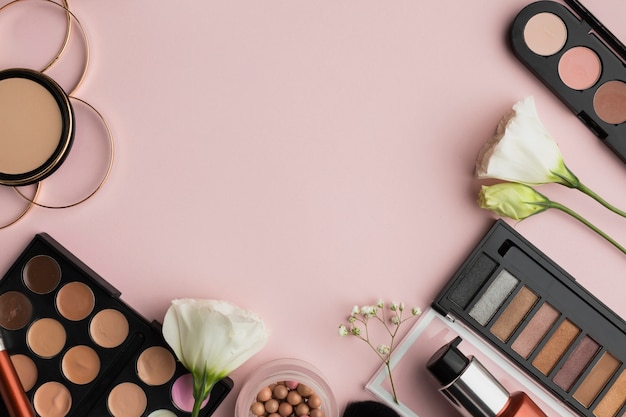 Cadre de pose plat avec produits de maquillage et espace de copie