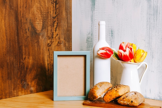 Cadre près de brioches et de fleurs