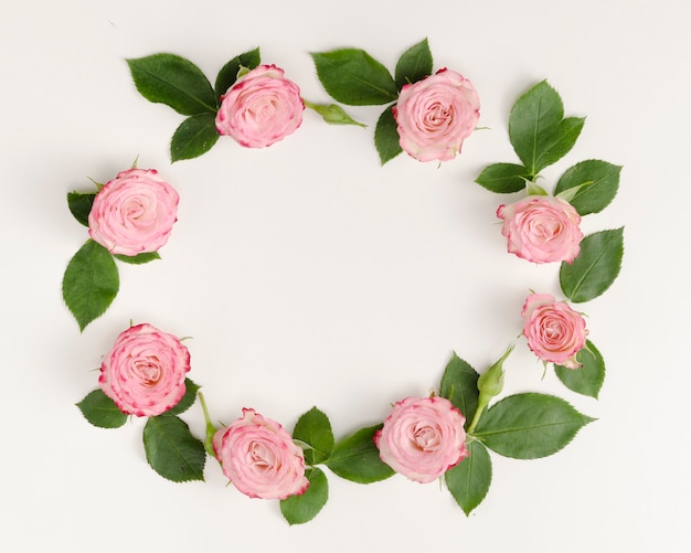 Photo gratuite cadre rond avec roses et feuilles