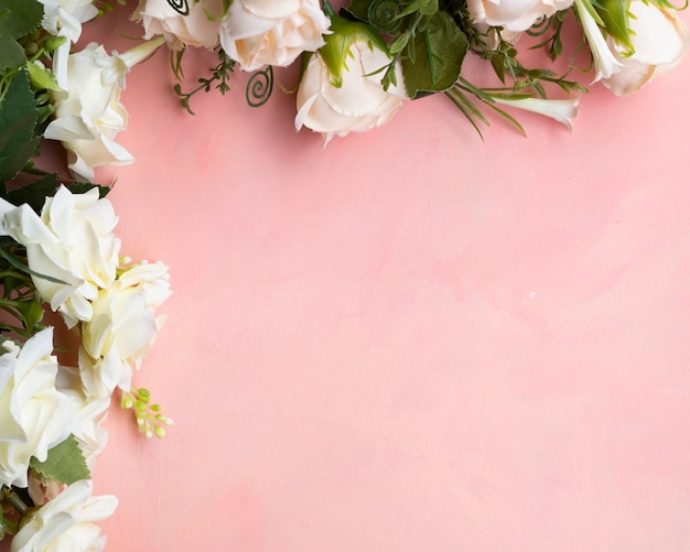 Photo gratuite cadre de roses blanches avec espace de copie