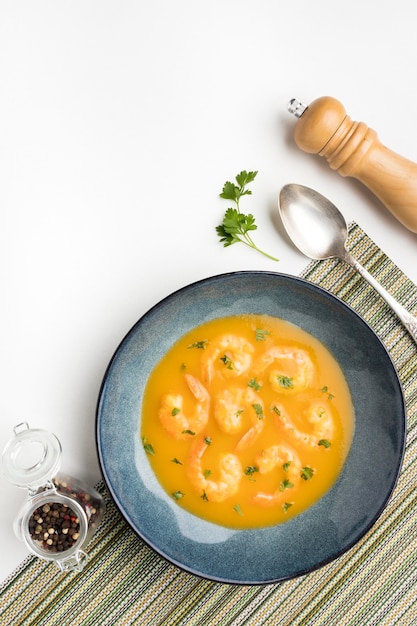 Cadre de soupe de crevettes brésilienne avec copie-espace