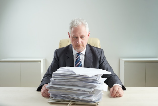 Photo gratuite cadre supérieur débordé par le travail