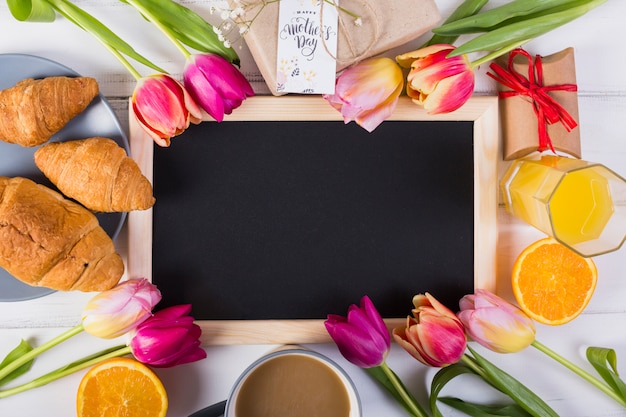 Photo gratuite cadre tableau autour de tulipes et petit déjeuner