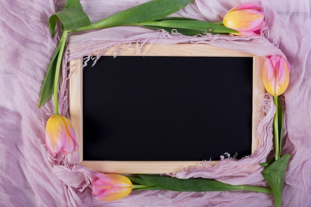 Cadre tableau avec des tulipes sur le châle