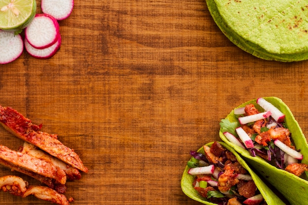 Photo gratuite cadre de tacos à plat avec espace de copie