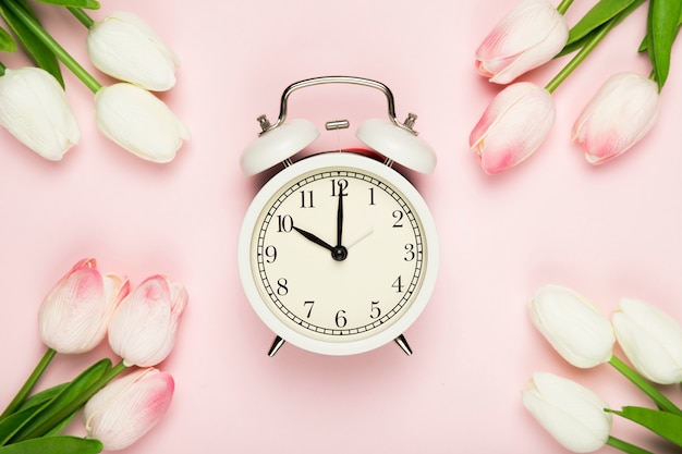 Cadre de tulipes avec horloge au milieu