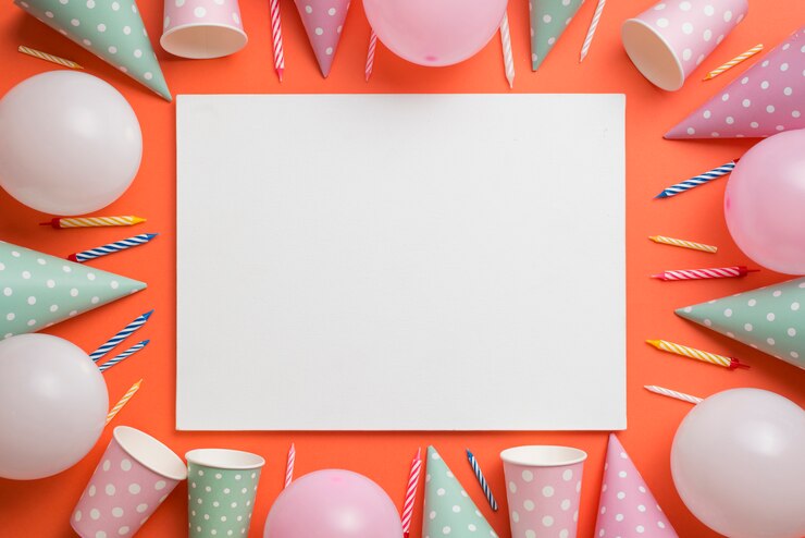 Photo gratuit cadre de vaisselle et ballons