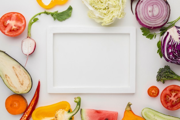 Photo gratuite cadre vide blanc avec arrangement de légumes