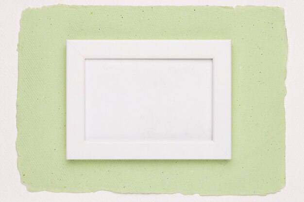 Cadre vide blanc sur fond de papier vert