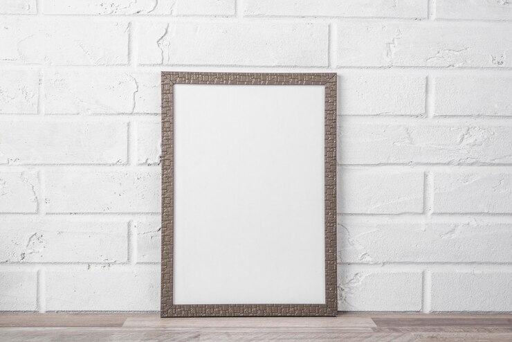 Photo gratuit cadre vide sur étagère sur mur blanc
