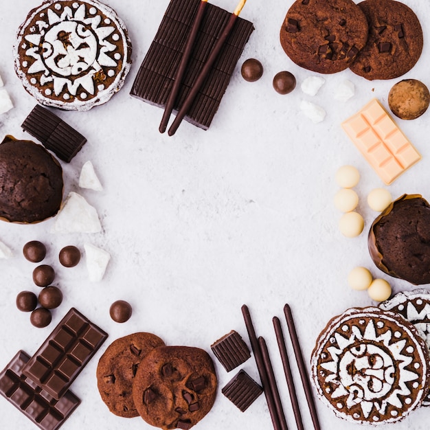 Photo gratuite un cadre vide fait avec des produits de chocolats sur fond blanc