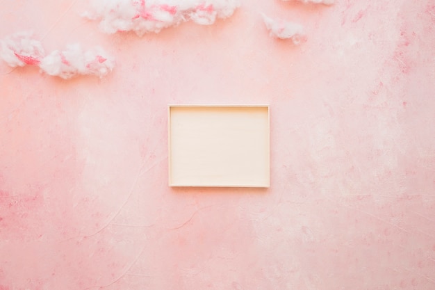 Photo gratuite cadre vide avec nuage de coton doux