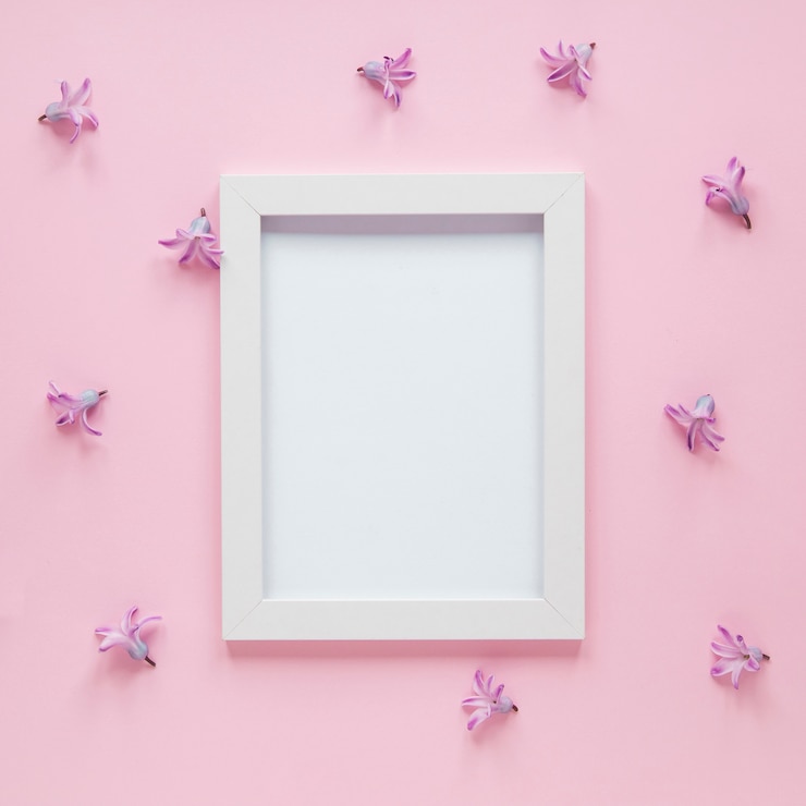 Photo gratuit cadre vierge avec petites fleurs violettes sur table