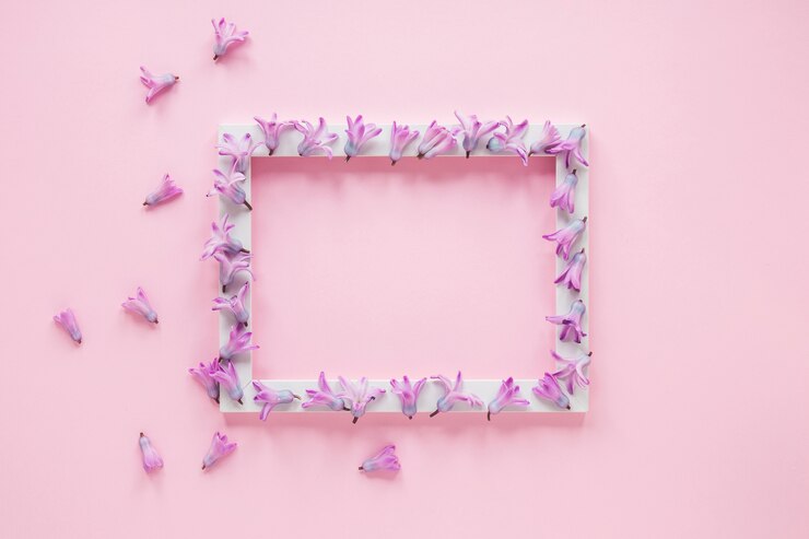 Photo gratuit cadre vierge avec petites fleurs violettes