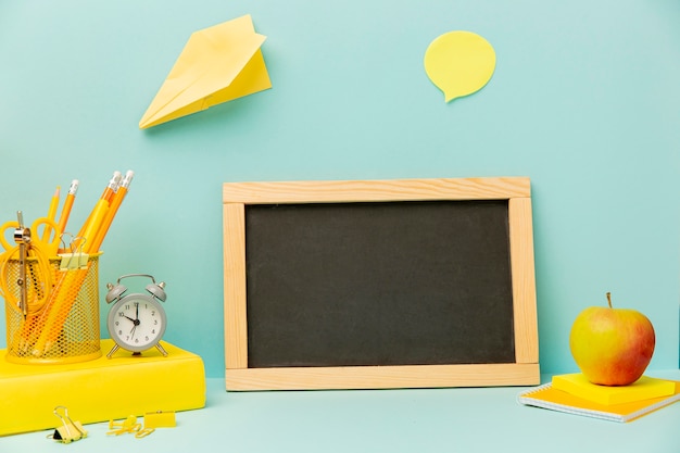 Photo gratuite cadre de vue avant entouré d'accessoires de bureau