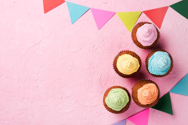 Cadre vue de dessus avec de délicieux muffins glacés