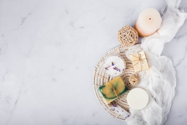 Cadre de vue de dessus avec du savon et des bougies sur fond de marbre