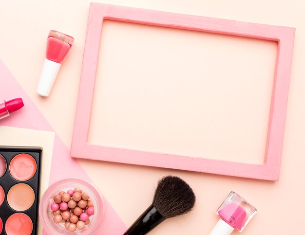 Cadre de vue de dessus entouré d'accessoires de maquillage