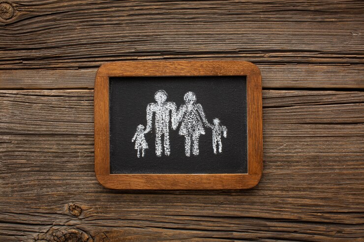 Photo gratuit cadre vue de dessus avec famille de papier découpé