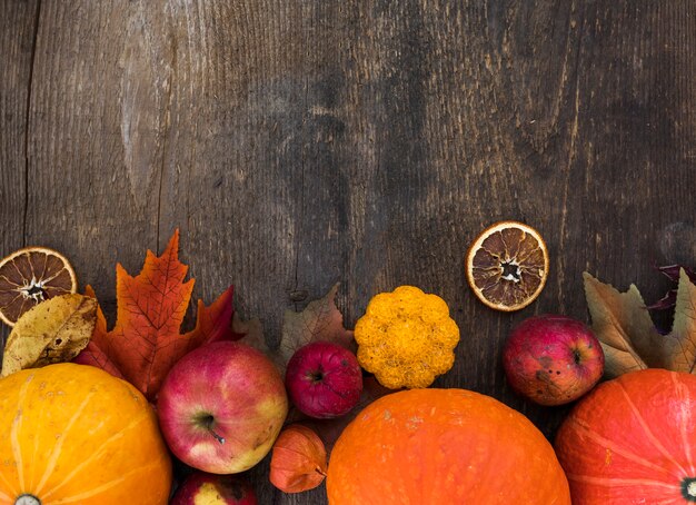 Photo gratuite cadre de vue de dessus avec des fruits d'automne sur fond en bois