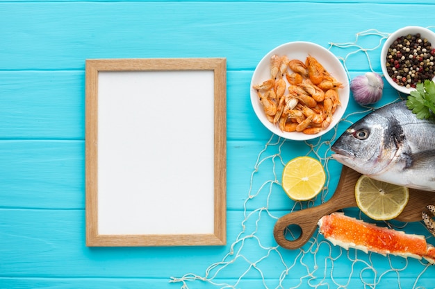 Cadre de vue de dessus et mélange de fruits de mer