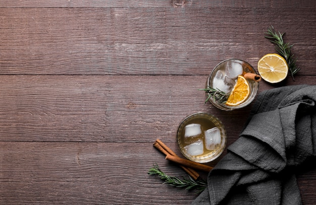 Cadre vue de dessus avec verre à boisson et espace copie