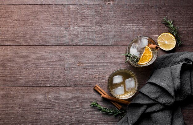 Cadre vue de dessus avec verre à boisson et espace copie