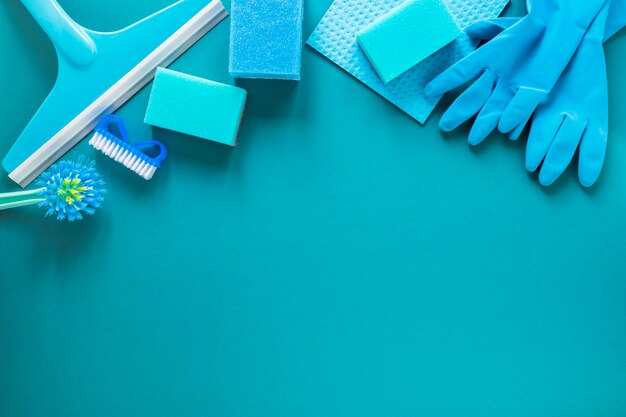 Cadre de vue supérieur avec produits de nettoyage bleus