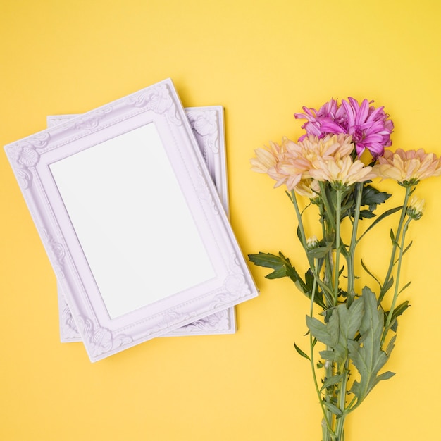 Cadres blancs à côté de bouquet de fleurs