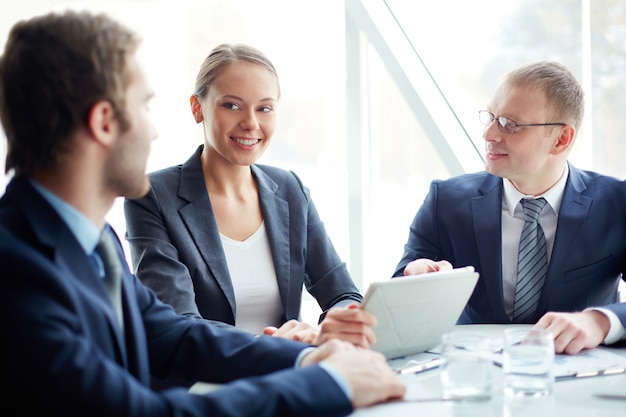 Cadres sourire sur le lieu de travail