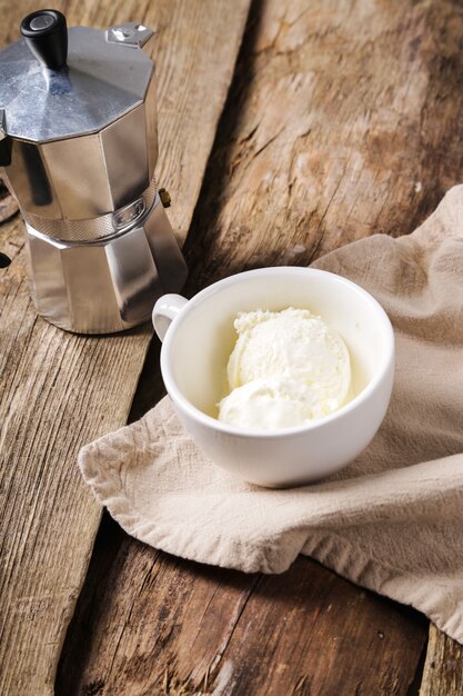 Café Affogato avec de la glace sur une tasse