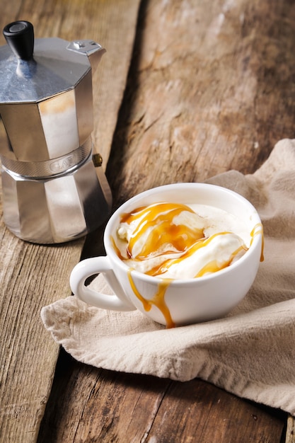 Café Affogato avec de la glace sur une tasse