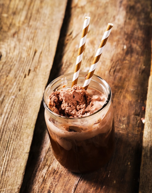 Café Affogato avec de la glace sur une tasse