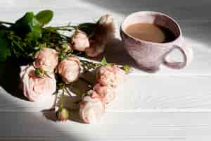 Photo gratuite café en angle avec des fleurs