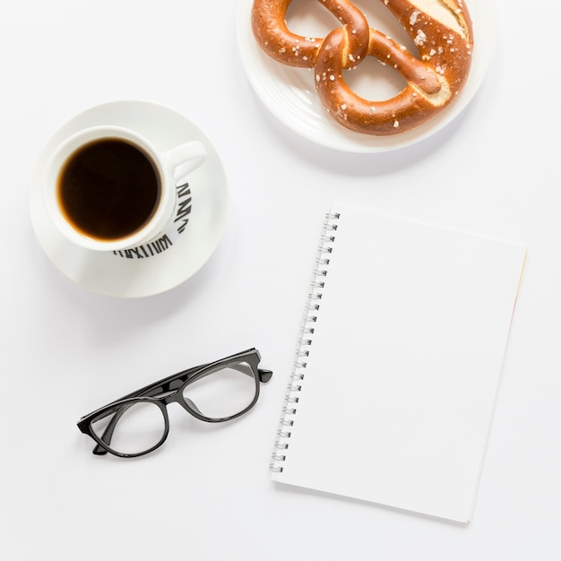 Photo gratuite café et bretzel pour le petit déjeuner