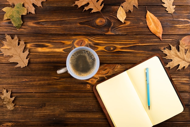 Café et cahier sur fond en bois