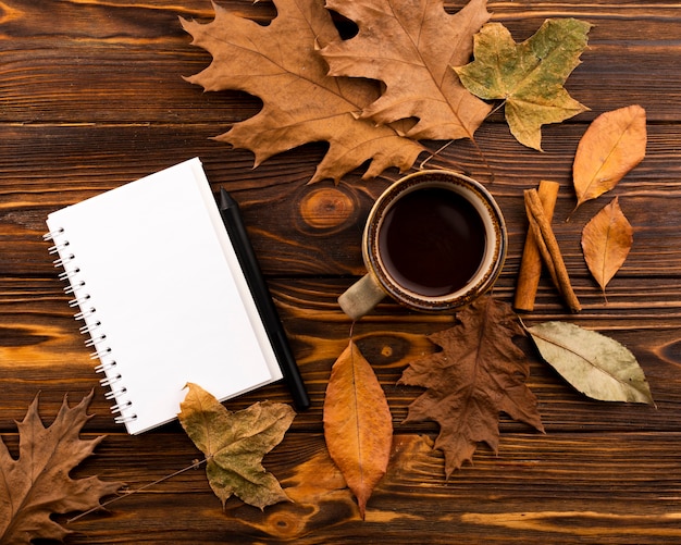 Café et cahier sur fond en bois