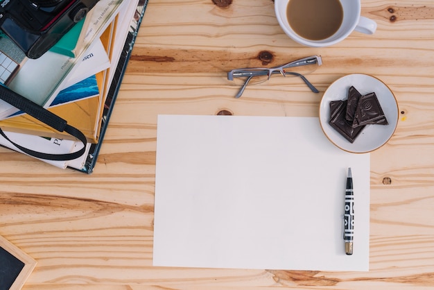 Photo gratuite café et chocolat près de la feuille de papier